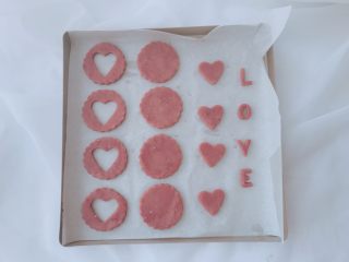 #情人节#爱心夹心饼干,最后多出来的面片，可以自行DIY，有字母模具的，可以像我这样，压出LOVE 的形状；