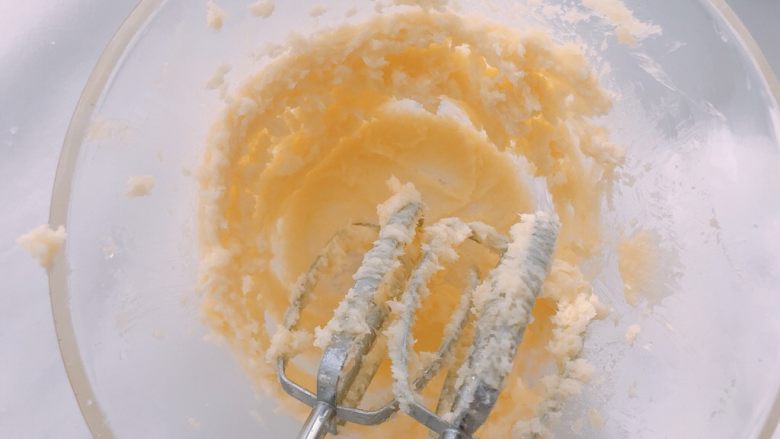 #情人节#爱心夹心饼干,用电动打蛋器搅打至体积膨胀，颜色发白