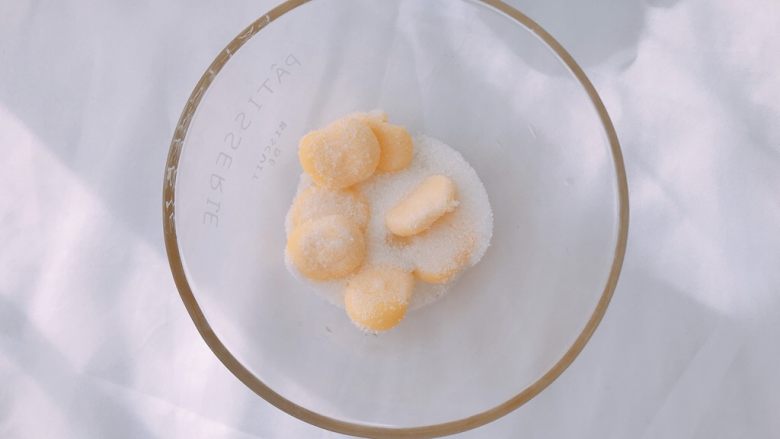 #情人节#爱心夹心饼干,打蛋盆内加入软化的黄油和糖