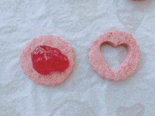 #情人节#爱心夹心饼干,饼干冷却后，取适量草莓酱放在没有桃心的饼干上