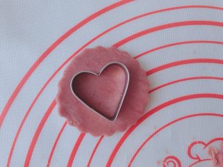 #情人节#爱心夹心饼干,再用心形模具在其中4块上压出心形