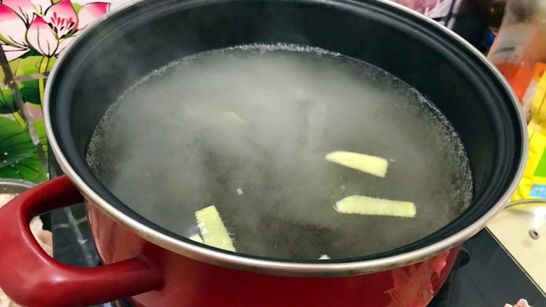清热解火首选の萝卜丝排骨汤,待水煮开后，放入剩余的姜片，并加一大勺料酒