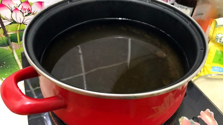 清热解火首选の萝卜丝排骨汤,洗干净锅子，重新煮一锅水，水量约为锅体的四分之三