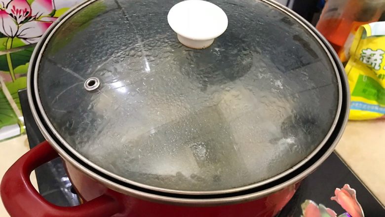 清热解火首选の萝卜丝排骨汤,盖上锅盖，转小火，煮20分钟