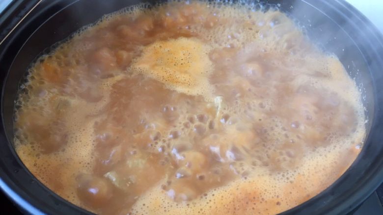 大酱豆腐汤,大火煮开酱汤，小火炖20分钟。