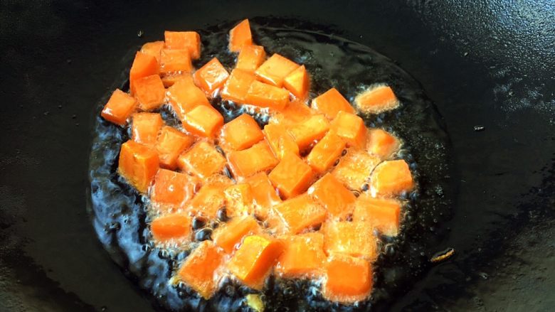 大酱豆腐汤,胡萝卜用油煸炒一下。也可用水焯一下，焯水时，开水里要放两滴油。