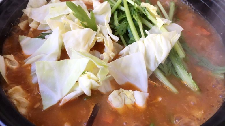 大酱豆腐汤,放入圆白菜和茼蒿。