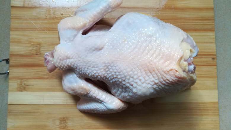 猪肚鸡,仔鸡去头去尾，鸡脖、鸡翅尖、鸡脚可以留下来煮鸡高汤，同样加入姜片和料酒去除腥味