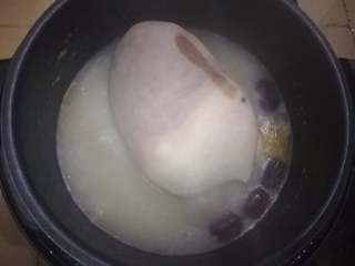 猪肚鸡,接着再中火炖煮半个小时左右，等到香味四溢，汤水也减少大半后即可