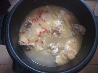猪肚鸡,然后重新放入汤水中，放入枸杞、胡椒粉加热至重新沸腾