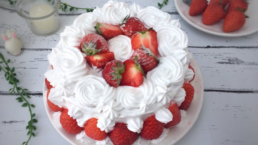 奶油草莓菠萝夹心蛋糕