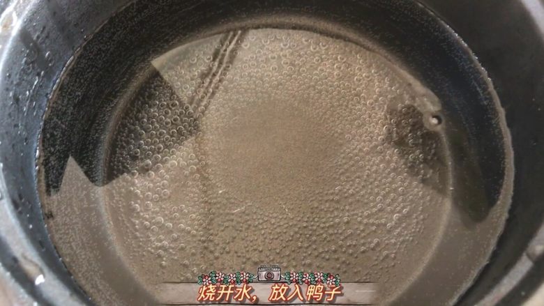 冬瓜老鸭汤,清水煮沸