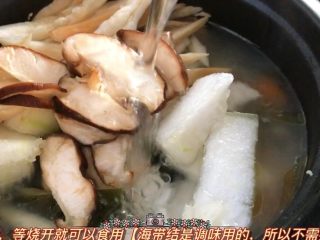 冬瓜老鸭汤,继续加开水，海带结是调味的，不需要放盐，烧开即可出锅