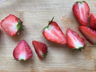 奶油草莓菠萝夹心蛋糕,草莓洗净