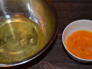 古早味蛋糕（烫面法＋水浴法）,鸡蛋，蛋清、蛋黄分离~
蛋清放入无水无油无蛋黄的盆中待用~