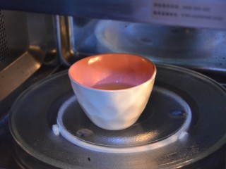 古早味蛋糕（烫面法＋水浴法）,植物油微波炉高温2分钟加热~不要加热过度，不然后面倒入面粉会结小疙瘩~