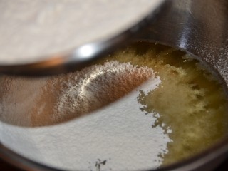 古早味蛋糕（烫面法＋水浴法）,加热好的油倒入准备好的盆中，过筛入低粉~