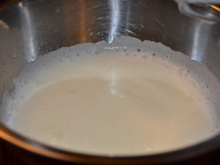 古早味蛋糕（烫面法＋水浴法）,打发至洗泡，加入第二个1/3糖，继续高速打发~