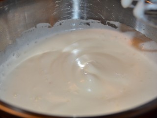 古早味蛋糕（烫面法＋水浴法）,打发至有纹路~加入剩余糖~开始低速打发。