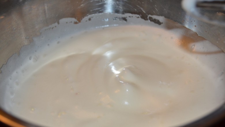 古早味蛋糕（烫面法＋水浴法）,打发至有纹路~加入剩余糖~开始低速打发。