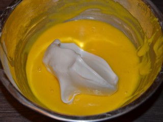 古早味蛋糕（烫面法＋水浴法）,取1/3蛋白霜到蛋黄糊中，翻拌＋切拌均匀，再加第二个1/3蛋白霜，再翻拌＋切拌均匀~