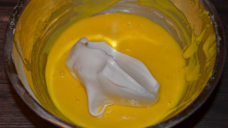 古早味蛋糕（烫面法＋水浴法）,取1/3蛋白霜到蛋黄糊中，翻拌＋切拌均匀，再加第二个1/3蛋白霜，再翻拌＋切拌均匀~