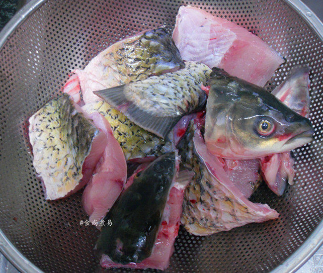 酱焗鱼块,用刷子刷干净鱼腹内的黑膜，再将鱼肉斩块，洗净沥干水