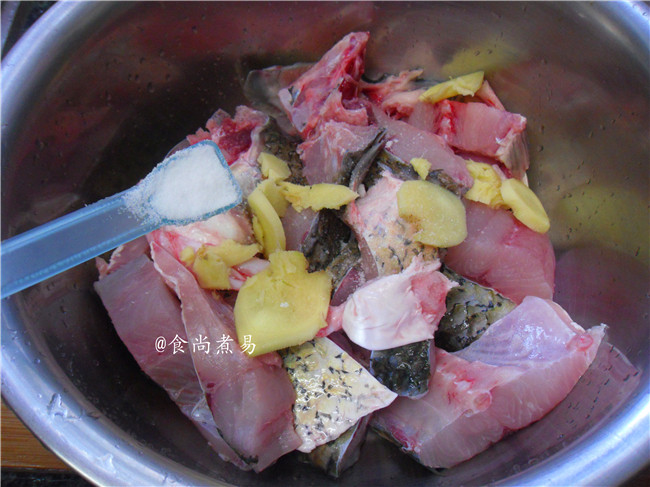 酱焗鱼块,鱼肉放入大盆里，调入盐，生姜