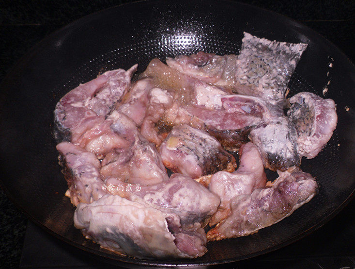 酱焗鱼块,烧热锅，倒入食用油，将腌制过的鱼肉拍一点淀粉，放入煎锅中，中火煎至两面焦黄色