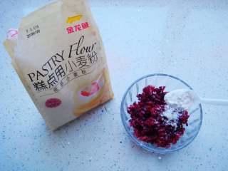 红梅报春戚风蛋糕,蔓越莓切碎粒，加入约5克金龙鱼低筋小麦粉（分量内）。