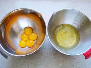 红梅报春戚风蛋糕,盆里要干净无水无油，小心分离蛋白和蛋黄。