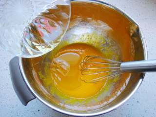 红梅报春戚风蛋糕,搅拌均匀，倒入玉米油。