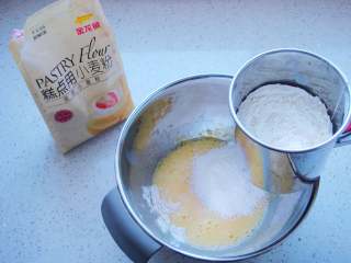 红梅报春戚风蛋糕,继续搅拌均匀筛入面粉。