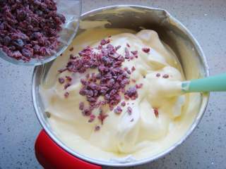 红梅报春戚风蛋糕,翻拌几下撒入蔓越莓碎粒。