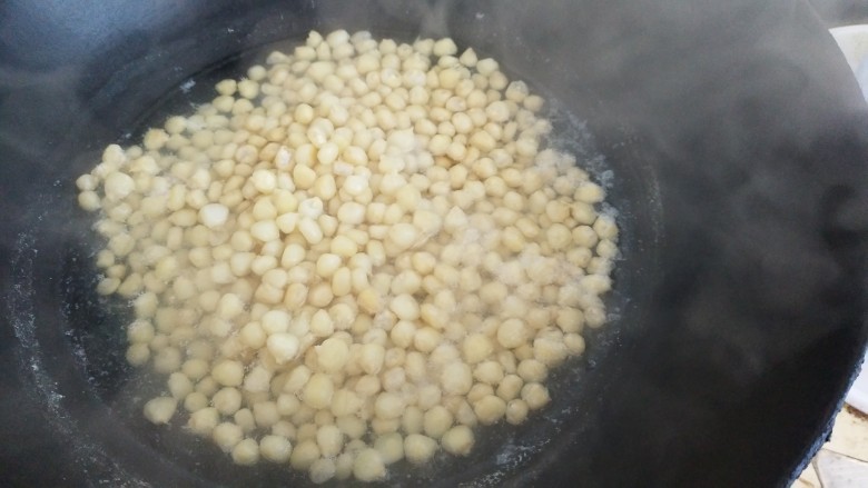 蛋黄玉米粒,玉米用开水煮一下