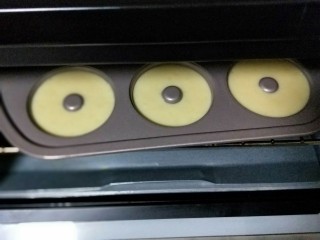 巧克力彩色糖珠甜甜圈,烤箱160度预热5分钟，将模具放入烤箱中层，160度看20-25分钟。烤箱具体温度及时间仅供参考。