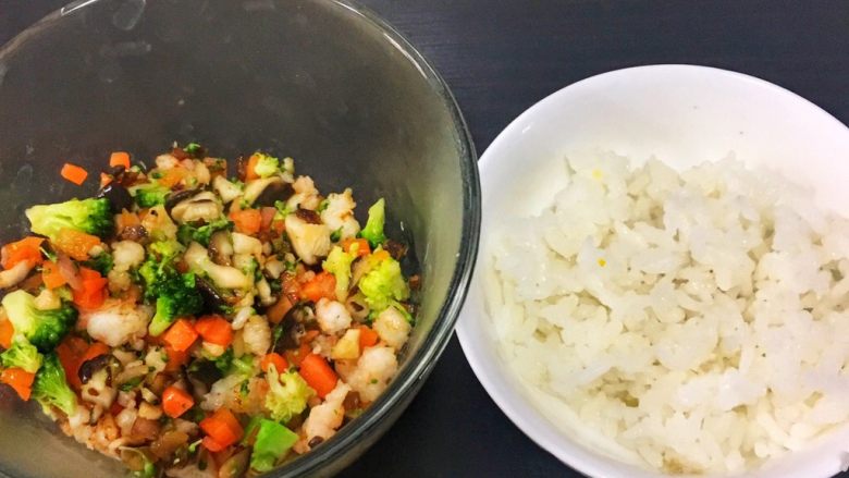 宝宝辅食18M➕ 什锦饭团,将食材盛出，盛一碗熟米饭