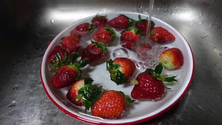 红丝绒波点蛋糕卷,草莓用泡淡盐水之后冲洗干净。