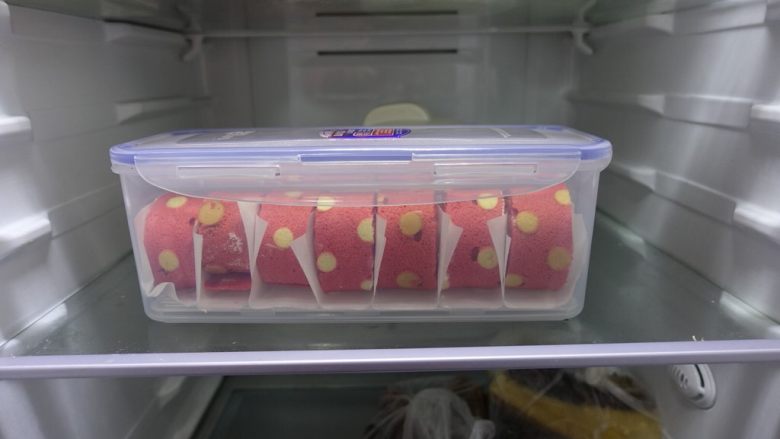 红丝绒波点蛋糕卷,吃不完的可以放进冰箱2-6度冷藏。