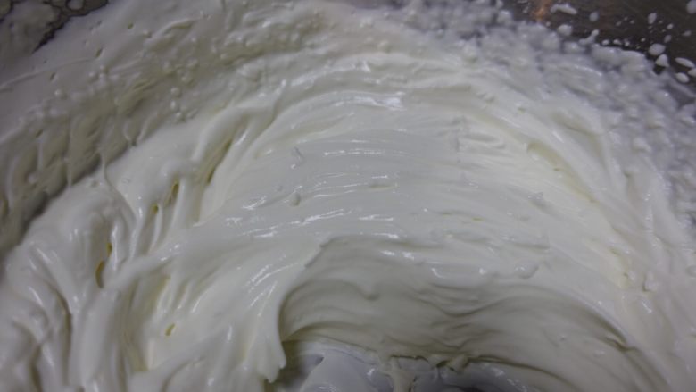 红丝绒波点蛋糕卷,用打蛋器打至9分发。放冰箱冷藏备用。