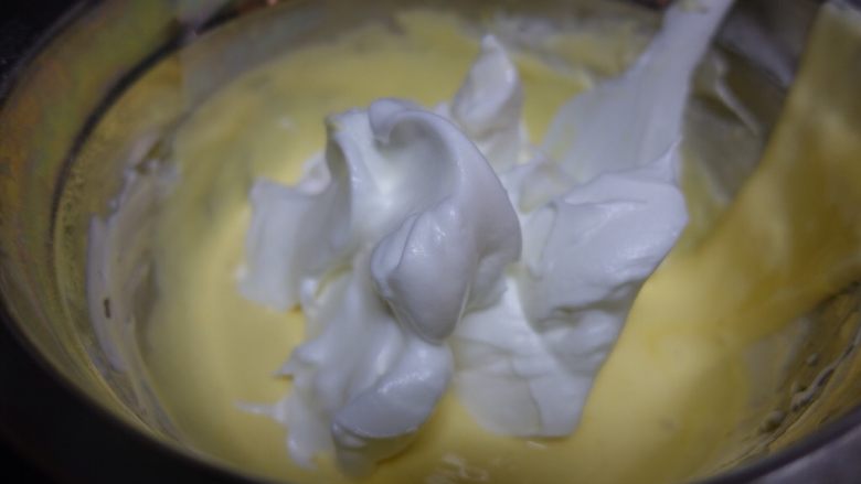 红丝绒波点蛋糕卷,把剩下的打好的蛋白加入蛋黄糊中。