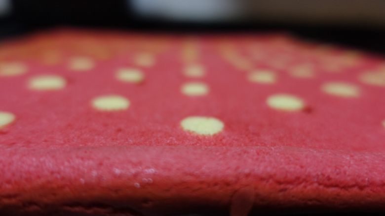 红丝绒波点蛋糕卷,约2分钟之后撕下油布……