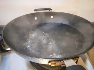 醪糟\黑芝麻汤圆\荷包蛋,锅中放入适量水烧开。