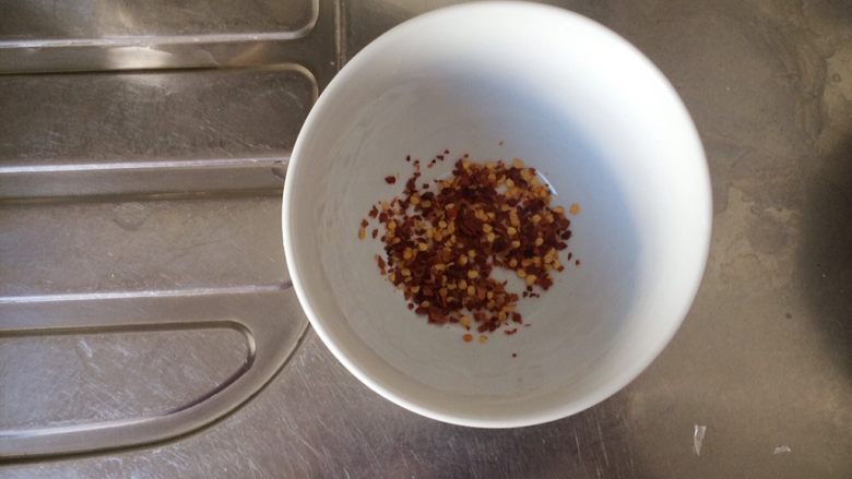 扁豆焖意面,取一只小碗，根据自己的口味倒入适量的干辣椒碎。