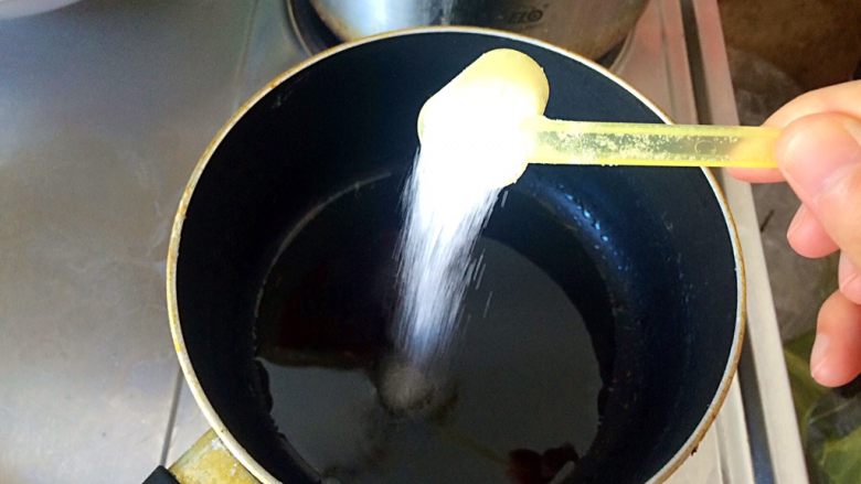 扁豆焖意面,锅内放适量的油，待油烧热后，放一小勺糖，炒糖色。