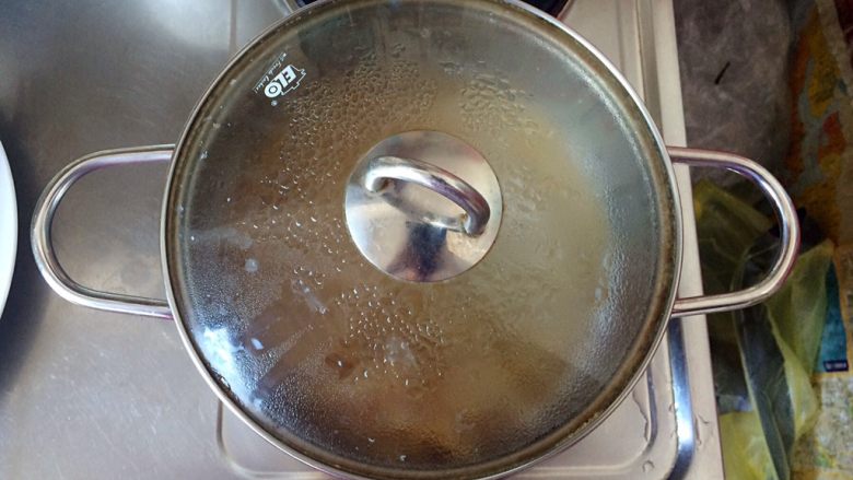 扁豆焖意面,锅内倒入适量的水，待水烧开后，放入<a style='color:red;display:inline-block;' href='/shicai/ 533'>意大利面</a>。盖上锅盖，大火煮3～5分钟后捞起。