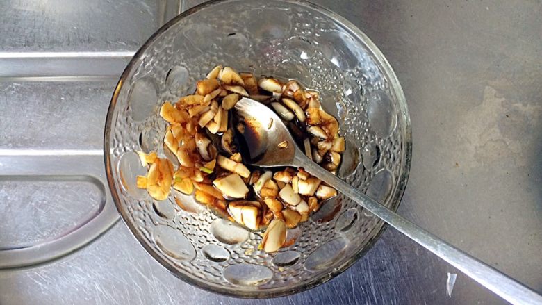 扁豆焖意面,用勺子将酱汁搅拌均匀。