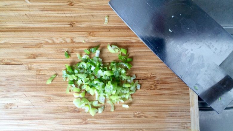 扁豆焖意面,焖面的同时，切少许的葱花备用。