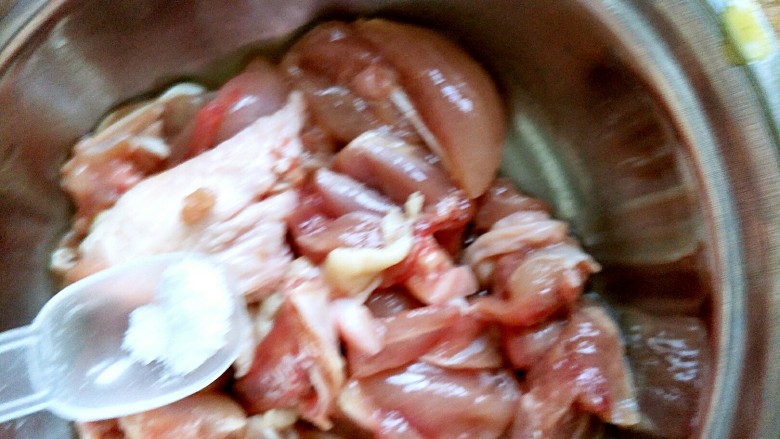 家常咖喱鸡腿饭,肉切成小块，加入盐腌制20分钟