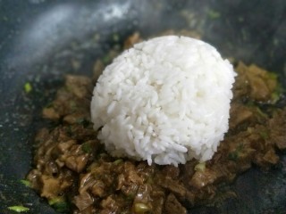 年夜饭&主食-牛肉炒饭,加入米饭翻炒。